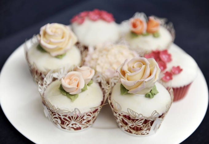 Plate of cupcakes with flower decoration