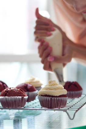 icing cupcakes