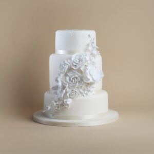 timeless-wedding-cake-flowers
